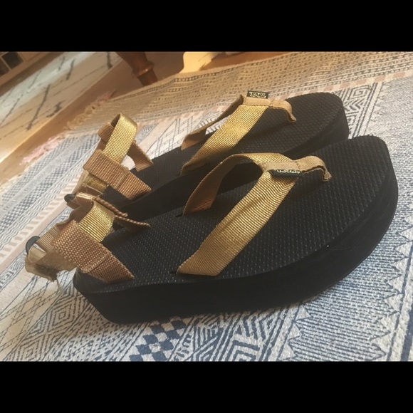 teva flatform thong sandals
